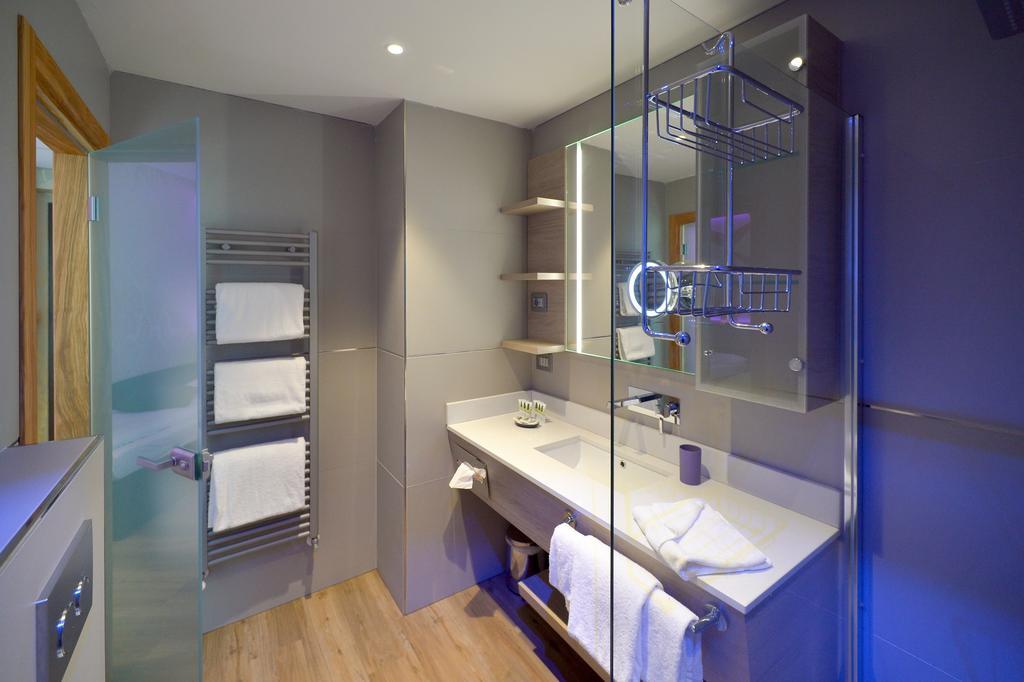 Junior Suite with Lake View,1588061934:JPEG